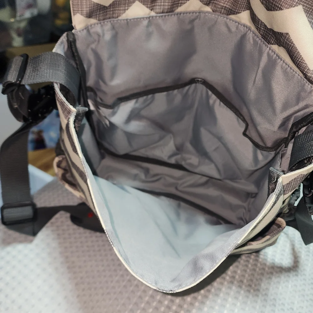 KIP*HOP EUC DASH CHEVRON LARGE DIAPER BAG CROSSBODY BAG